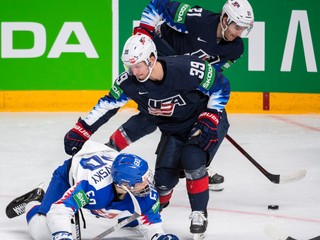 Juraj Slafkovský v zápase Slovensko - USA na MS v hokeji 2021.