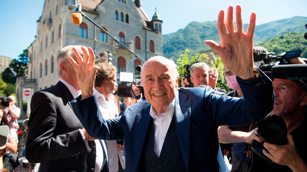 Blatter a Platini sú nevinní, rozhodol súd. Zbavili ich obvinenia z podvodu