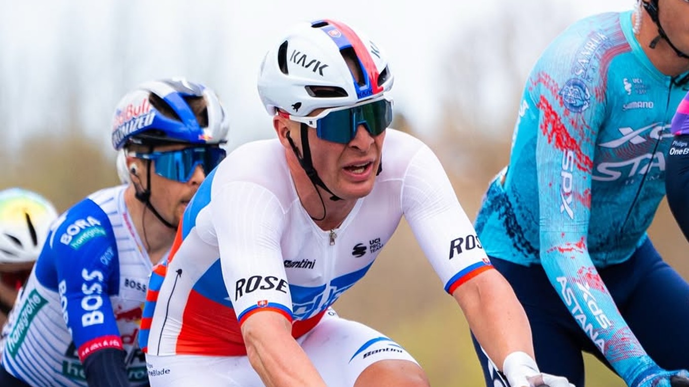 Lukáš Kubiš v drese slovenského šampióna v cestnej cyklistike.