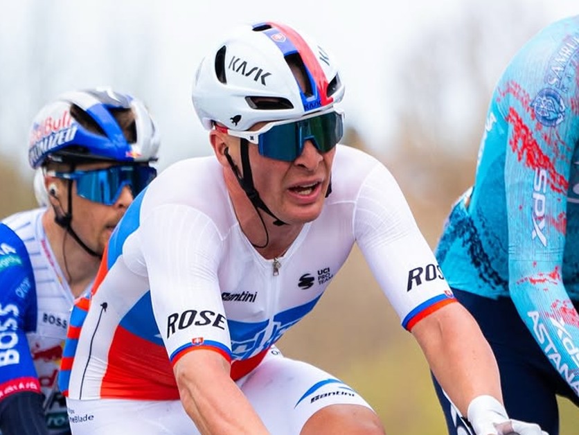 Lukáš Kubiš v drese slovenského šampióna v cestnej cyklistike.