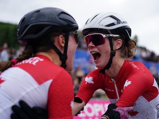 Kanadské reprezentantky v horskej cyklistike Isabella Holmgrenová a Marin Loweová.