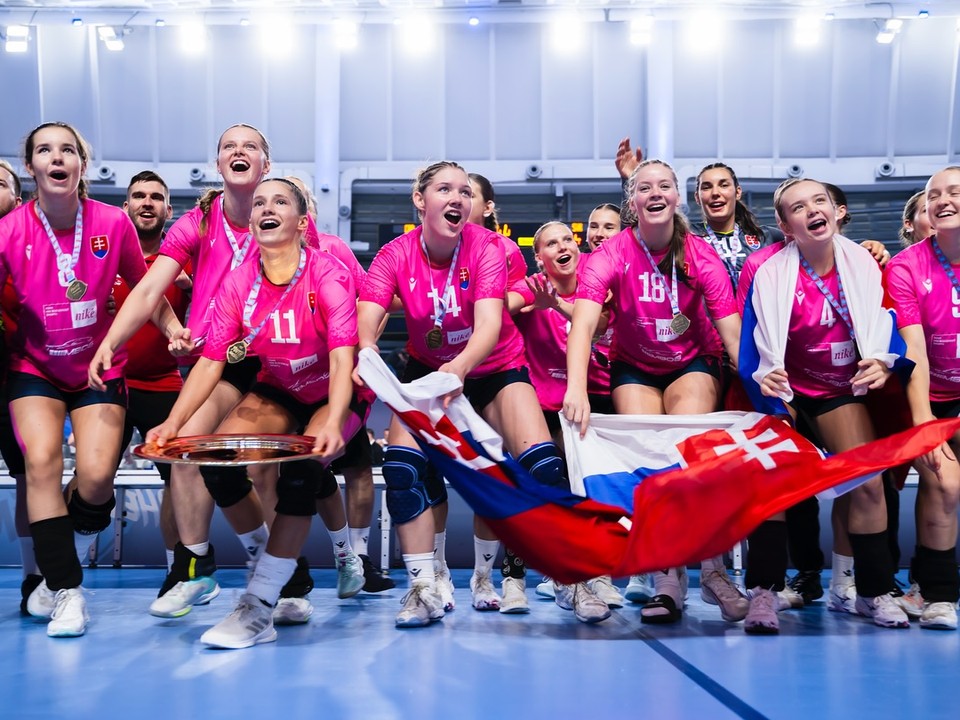 Slovenské hádzanárky po triumfe na ME do 17 rokov 2025.