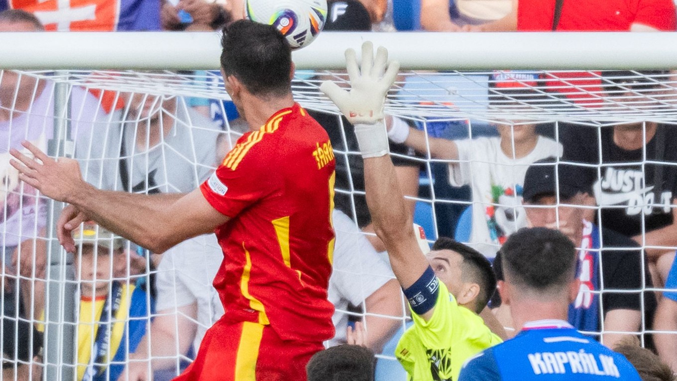 César Tárrega prekonáva Ľubomíra Belka v zápase Slovensko - Španielsko na EURO U21 2025.
