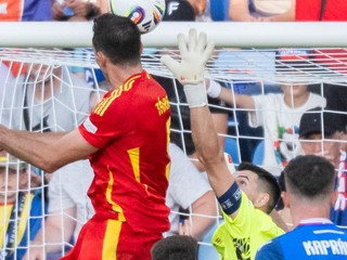 César Tárrega prekonáva Ľubomíra Belka v zápase Slovensko - Španielsko na EURO U21 2025.