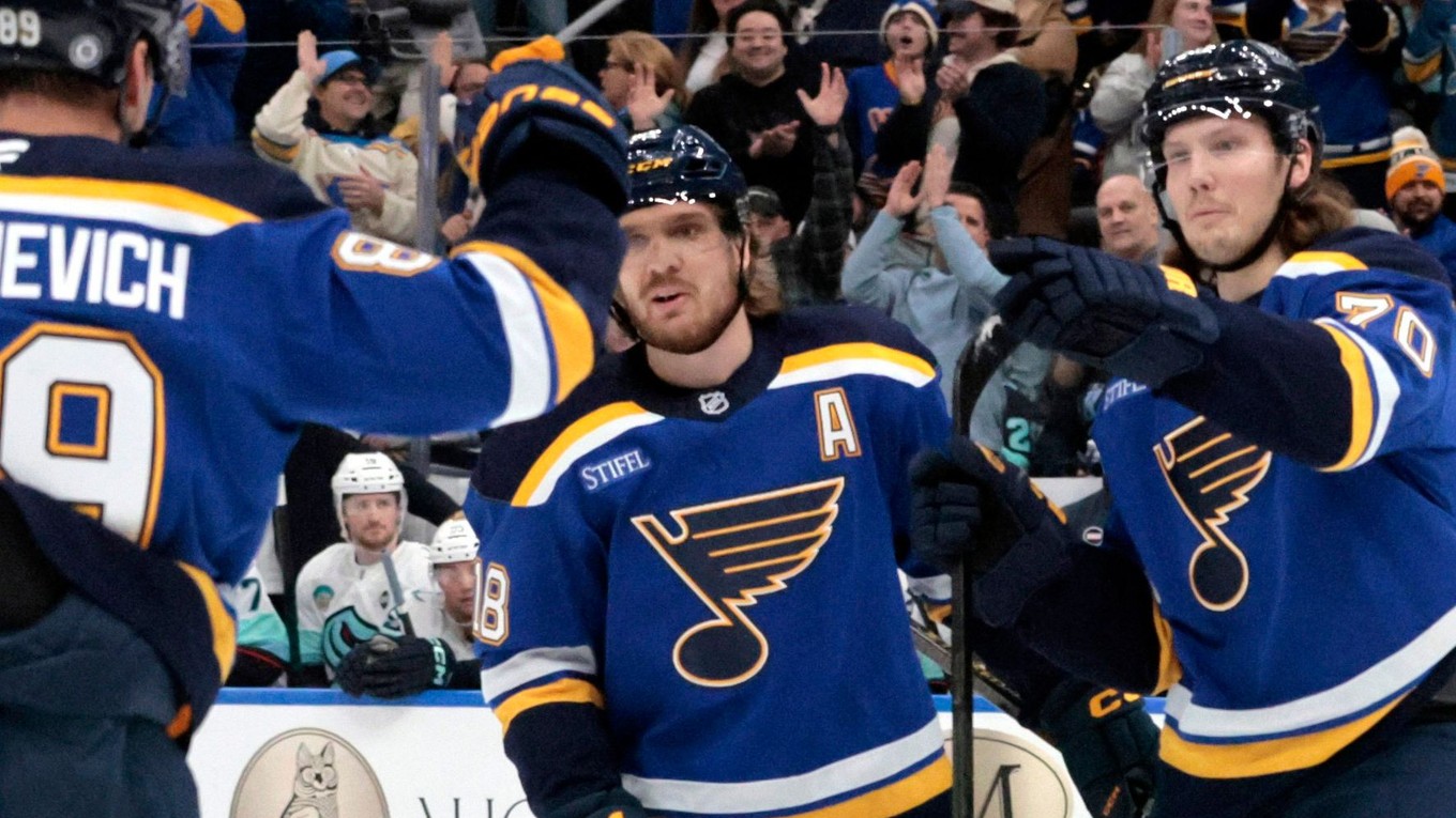 Oskar Sundqvist (70) zo St. Louis Blues oslavuje svoj gól v prvej tretine spolu s Pavlom Buchnevičom (89) a Robertom Thomasom (18). 