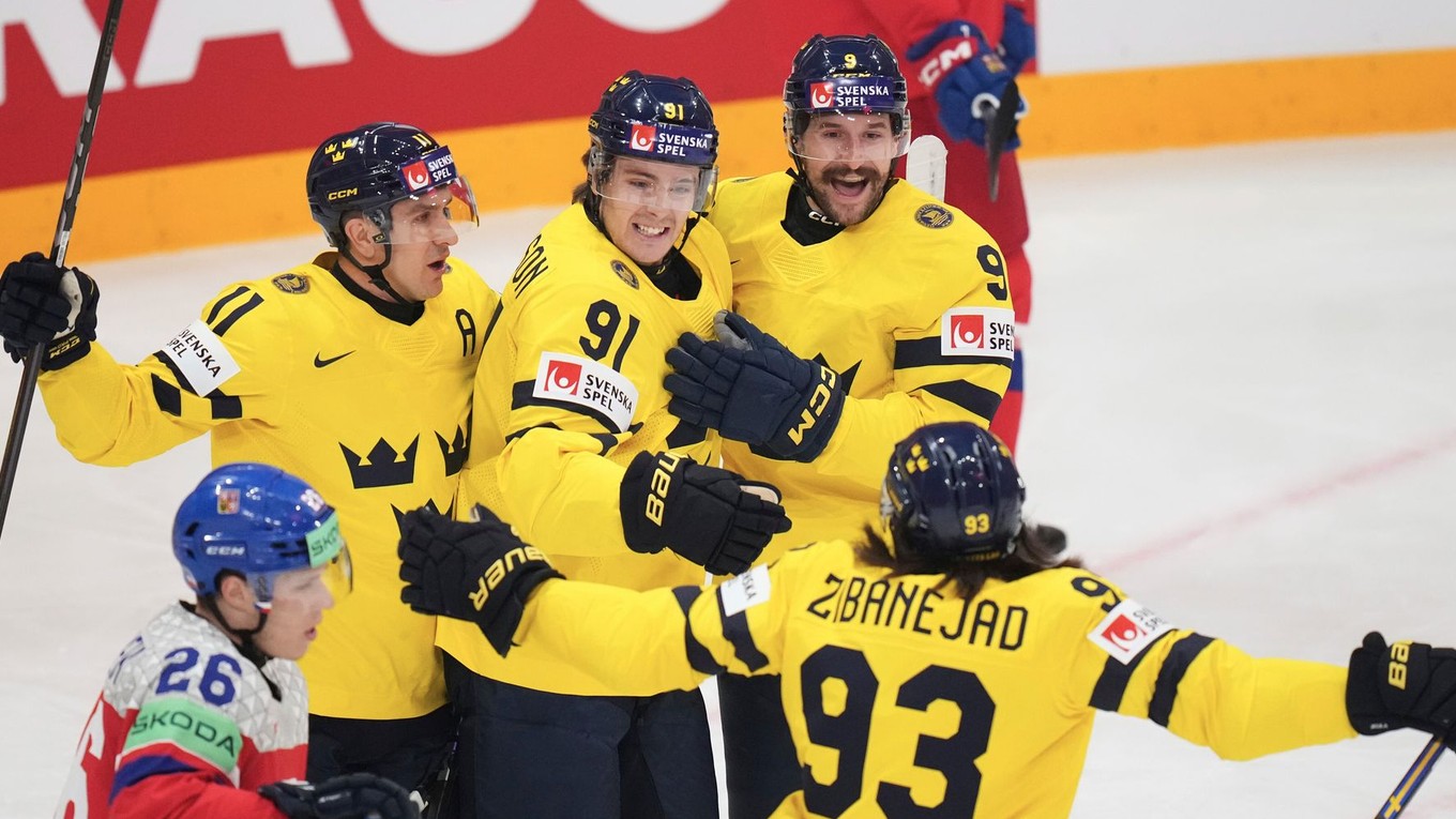 Švédski hokejisti oslavujú gól proti Česku vo štvrťfinále MS v hokeji 2025.