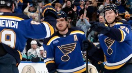 Oskar Sundqvist (70) zo St. Louis Blues oslavuje svoj gól v prvej tretine spolu s Pavlom Buchnevičom (89) a Robertom Thomasom (18).
