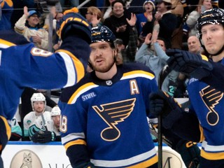 Oskar Sundqvist (70) zo St. Louis Blues oslavuje svoj gól v prvej tretine spolu s Pavlom Buchnevičom (89) a Robertom Thomasom (18).