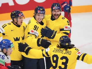 Švédski hokejisti oslavujú gól proti Česku vo štvrťfinále MS v hokeji 2025.