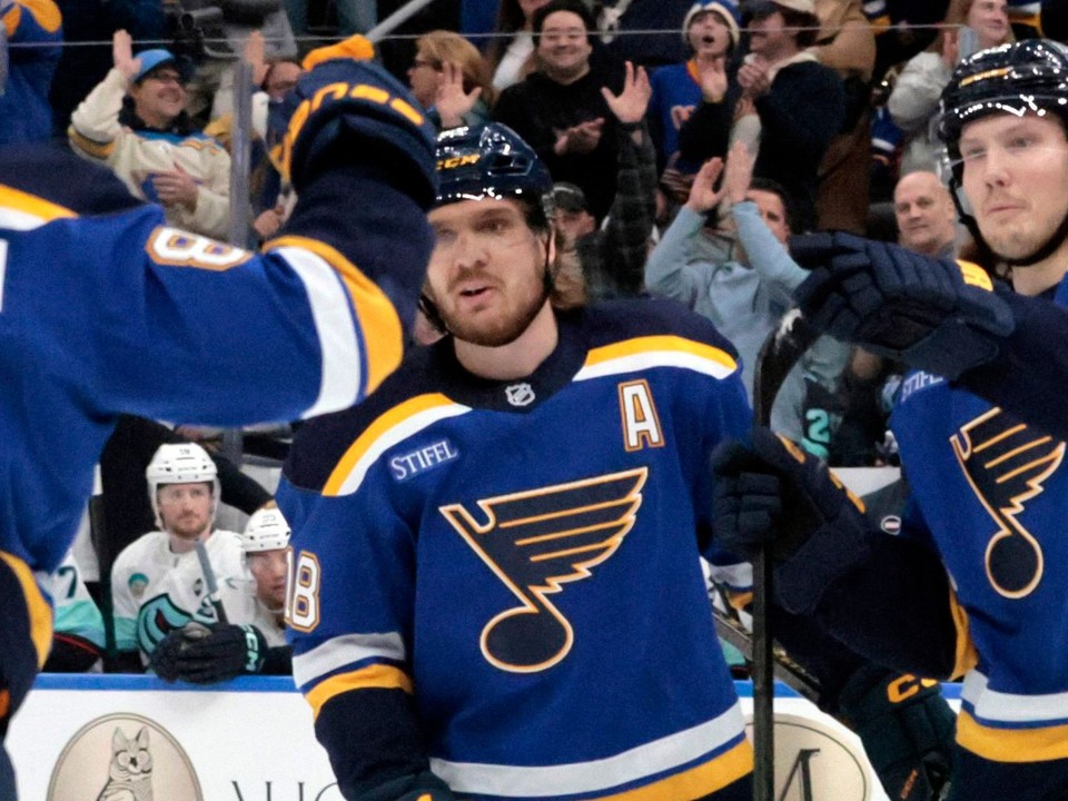 Oskar Sundqvist (70) zo St. Louis Blues oslavuje svoj gól v prvej tretine spolu s Pavlom Buchnevičom (89) a Robertom Thomasom (18). 