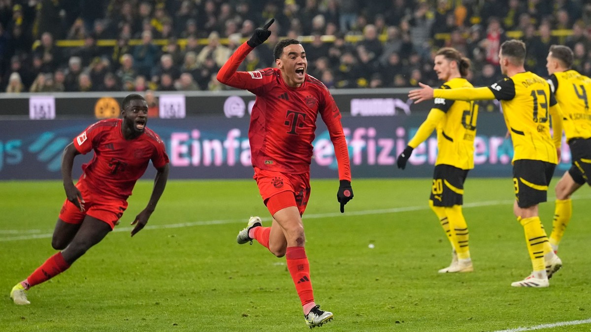 Jamal Musiala sa teší z gólu v zápase  Borussia Dortmund - Bayern Mníchov