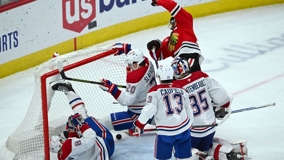 Nick Foligno strieľa gól, ktorému nezabránil ani Juraj Slafkovský. 