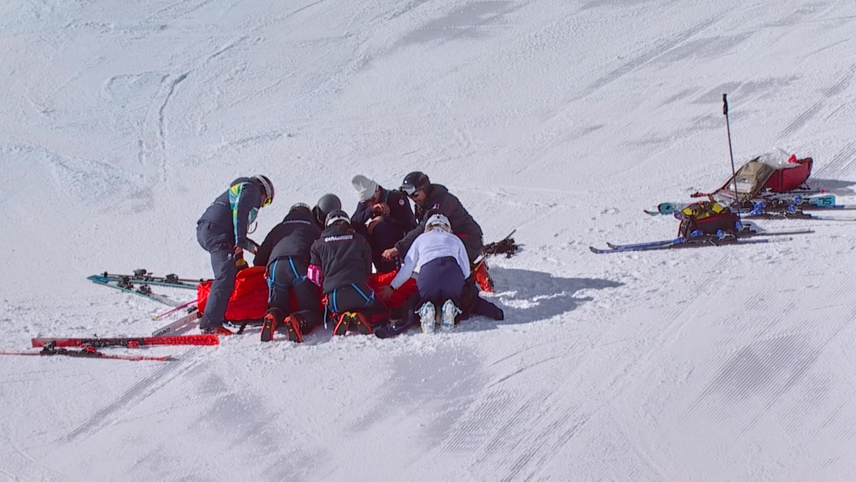 Americká lyžiarka Lindsey Vonnová, ktorú záchranári pripravujú po páde v zjazde žien na prevoz vrtuľníkom do nemocnice na zimných olympijských hrách 2026.