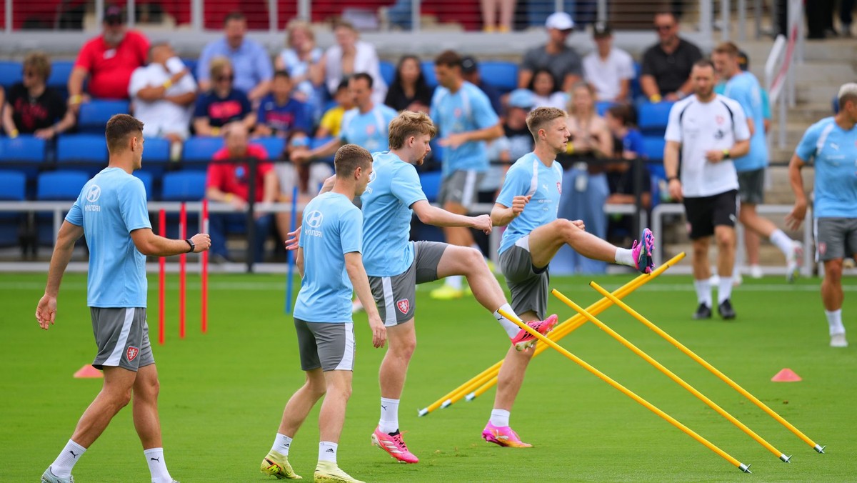 Českí futbalisti počas verejného tréningu pred začiatkom majstrovstiev sveta vo futbale v americkom Mansfielde.