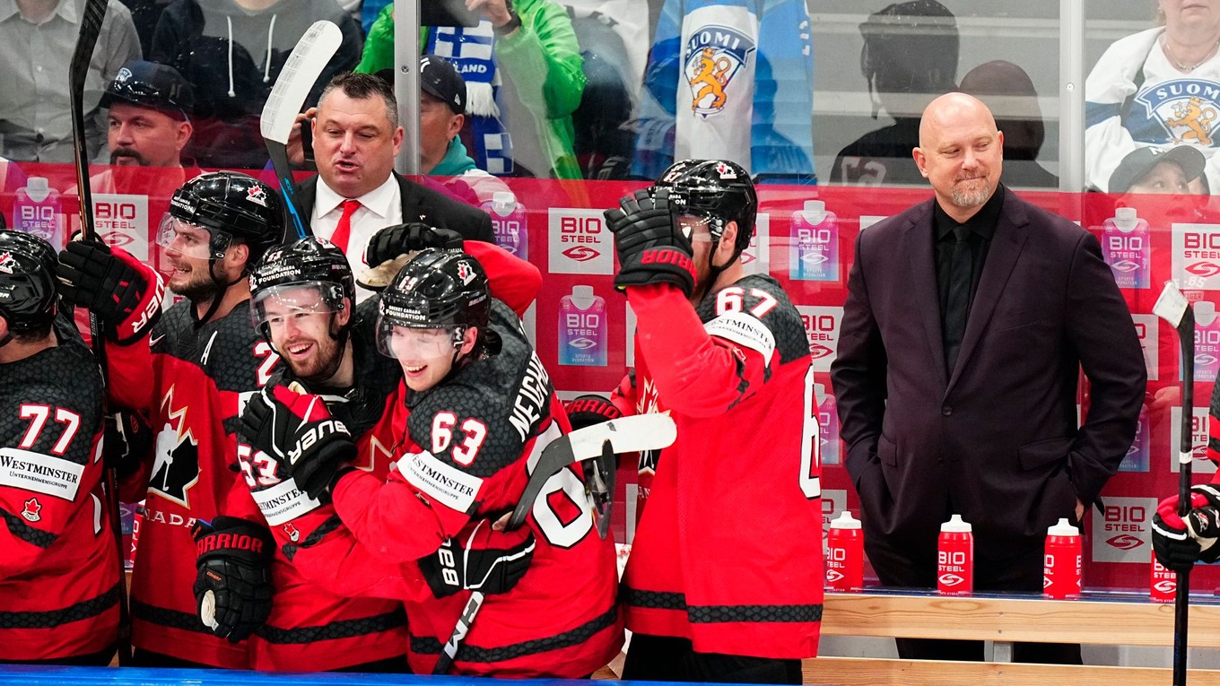 Radosť na striedačke Kanady po triumfe na MS v hokeji 2023.
