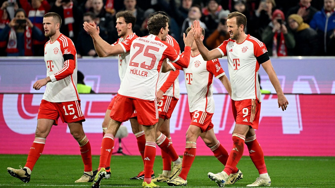 Radosť hráčov Bayernu Mníchov po góle Harryho Kanea. 