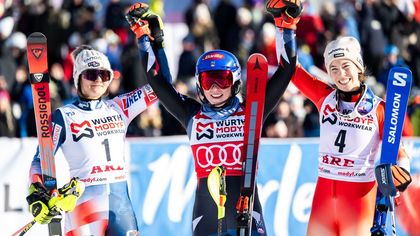 Michelle Gisinová, Zrinka Ljutičová a Mikaela Shiffrinová po slalome v Aare. 