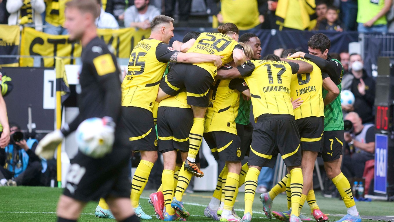 Hráči Dortmundu oslavujú gól. 