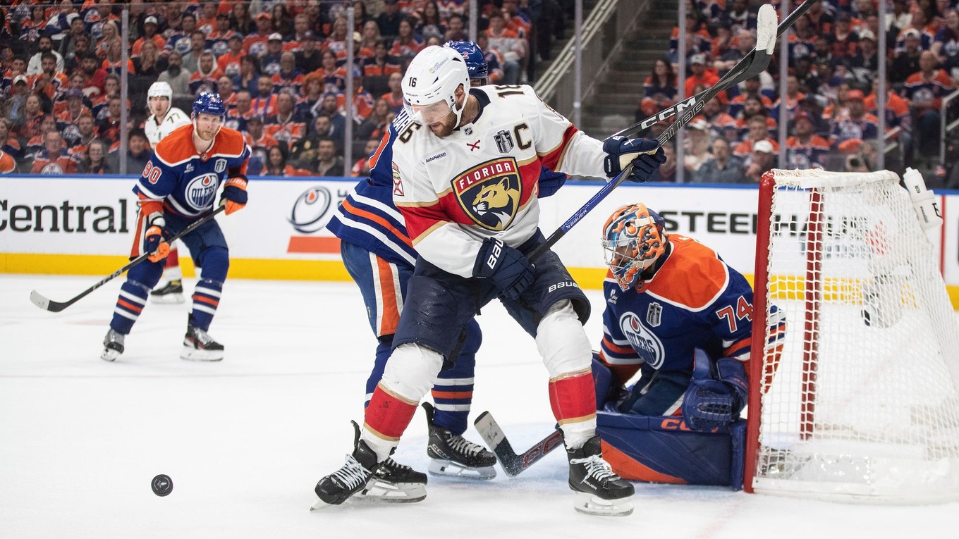 Aleksander Barkov a Evan Bouchard. 