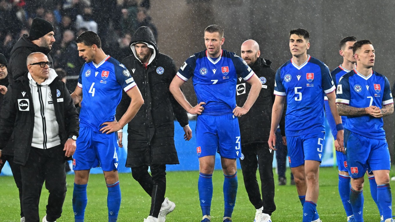 Na snímke zľava tréner Slovenska Calzona a slovenskí hráči Valjent, Vavro, Obert a Suslov.