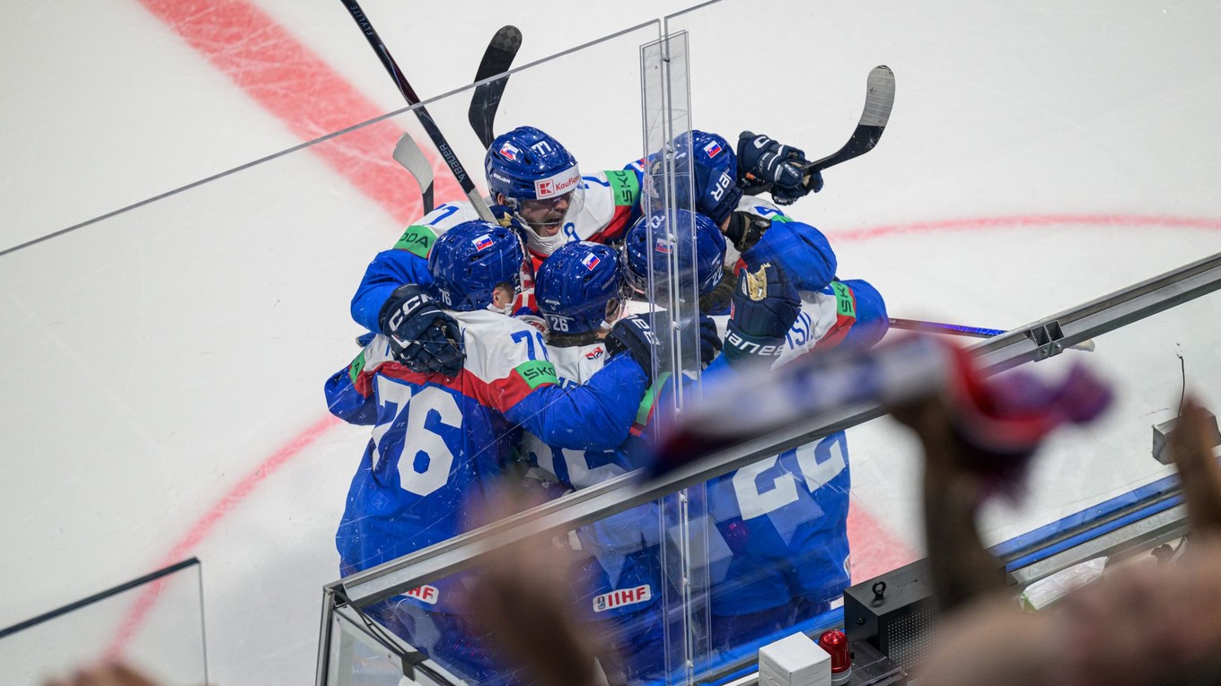 Na snímke gólová radosť hokejistov Slovenska v zápase základnej B-skupiny Slovensko - Kanada.