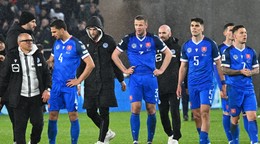 Na snímke zľava tréner Slovenska Calzona a slovenskí hráči Valjent, Vavro, Obert a Suslov.