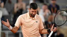 Srbský tenista Novak Djokovič oslavuje víťazstvo.