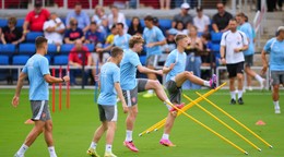 Českí futbalisti počas verejného tréningu pred začiatkom majstrovstiev sveta vo futbale v americkom Mansfielde.