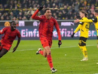 Jamal Musiala sa teší z gólu v zápase  Borussia Dortmund - Bayern Mníchov