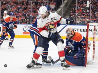 Aleksander Barkov a Evan Bouchard.