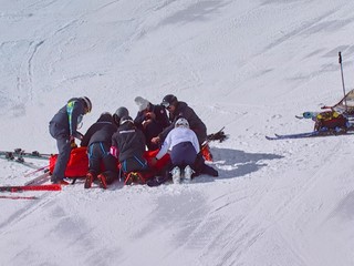 Americká lyžiarka Lindsey Vonnová, ktorú záchranári pripravujú po páde v zjazde žien na prevoz vrtuľníkom do nemocnice na zimných olympijských hrách 2026.