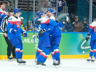 Hokejisti Slovenska sa tešia z gólu. 