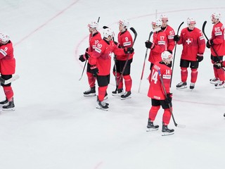 Hokejisti Švajčiarska oslavujú postup do finále MS v hokeji 2026.
