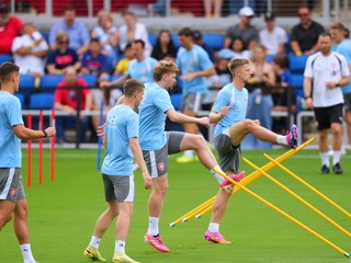 Českí futbalisti počas verejného tréningu pred začiatkom majstrovstiev sveta vo futbale v americkom Mansfielde.