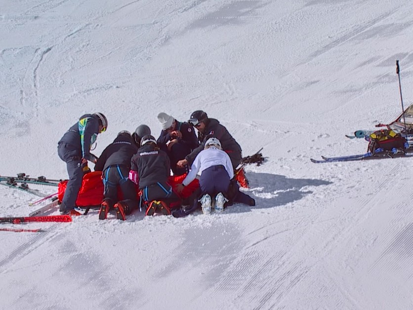 Americká lyžiarka Lindsey Vonnová, ktorú záchranári pripravujú po páde v zjazde žien na prevoz vrtuľníkom do nemocnice na zimných olympijských hrách 2026.
