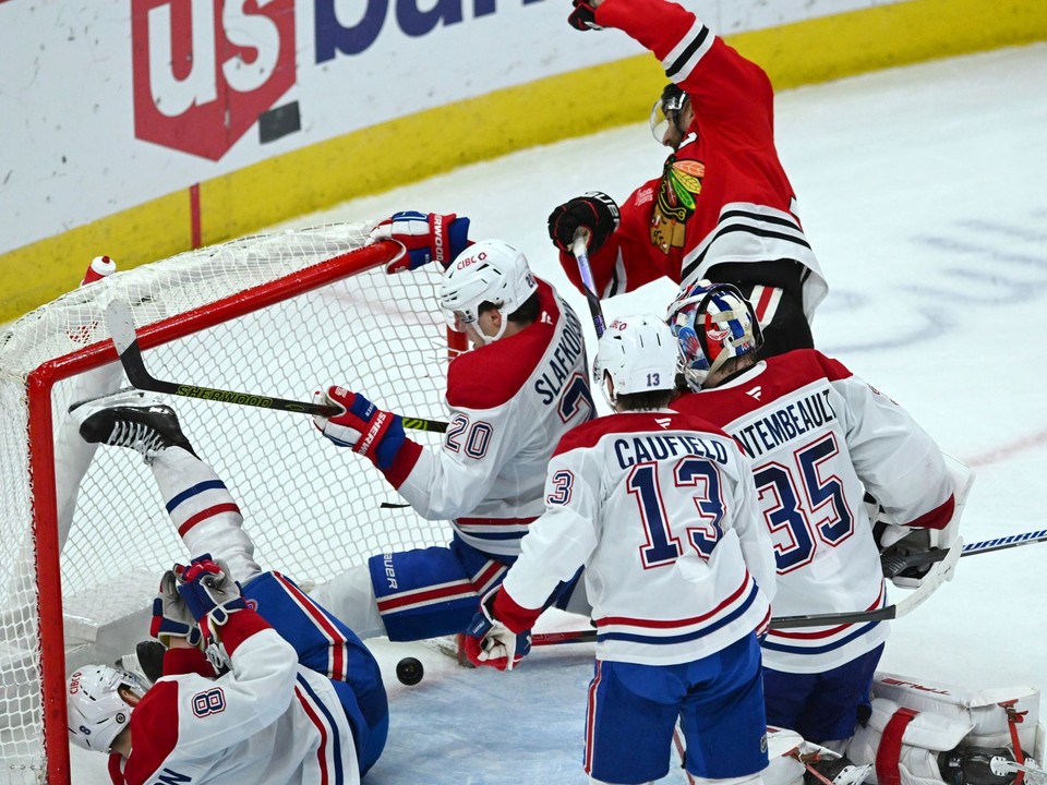 Nick Foligno strieľa gól, ktorému nezabránil ani Juraj Slafkovský. 