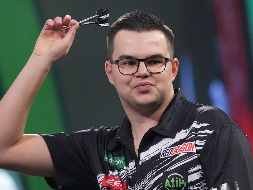 Holanďan Gian van Veen postúpil do finále MS v šípkach 2026.