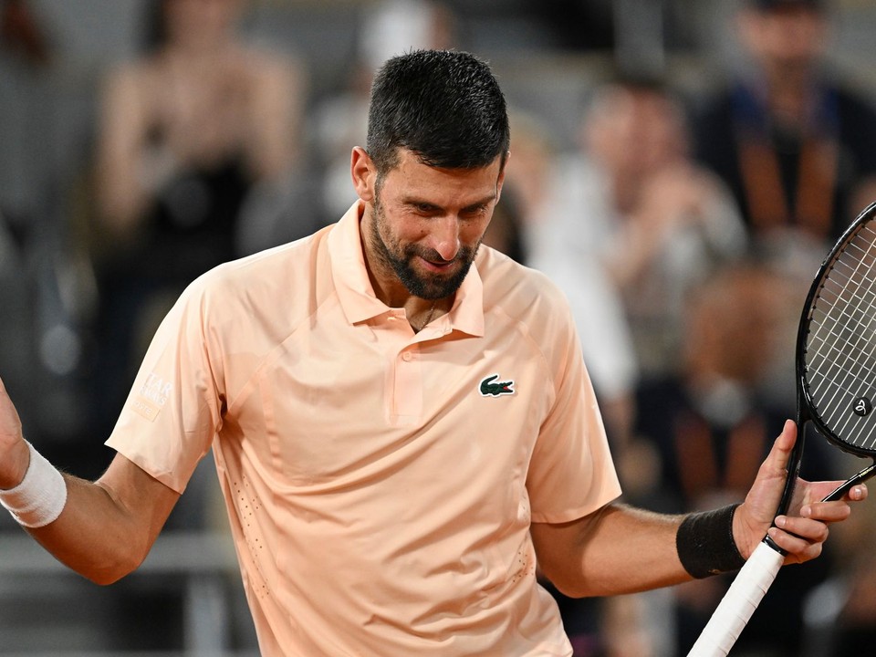 Srbský tenista Novak Djokovič oslavuje víťazstvo.