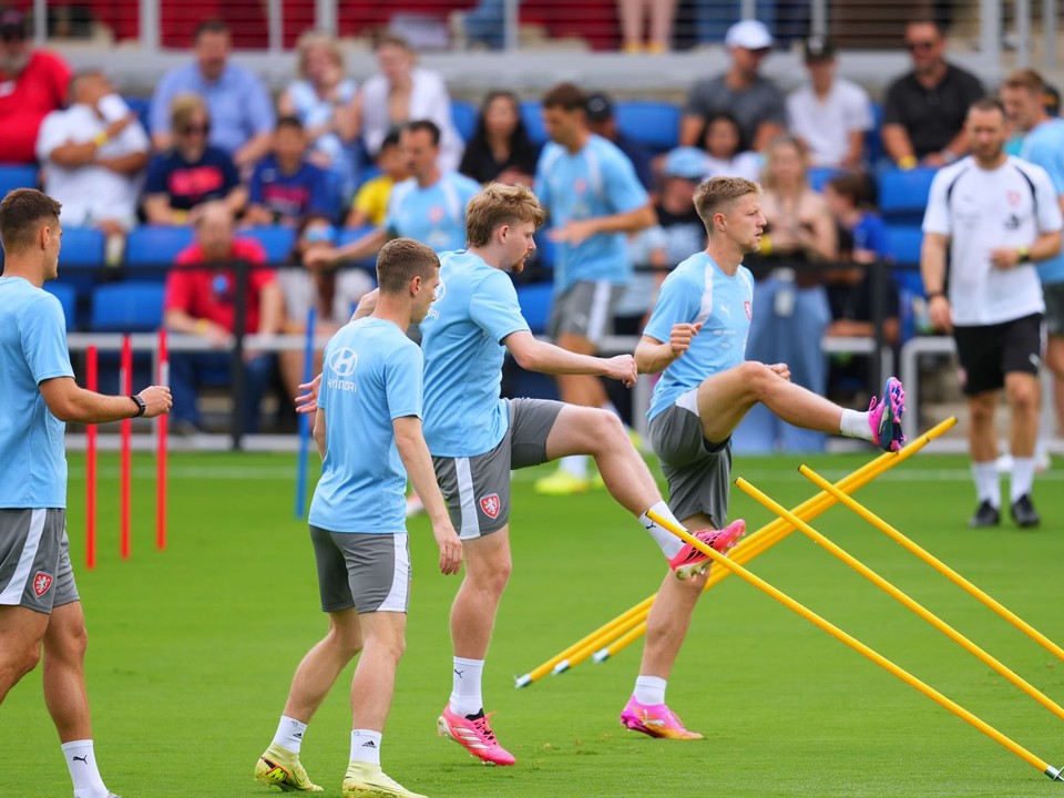 Českí futbalisti počas verejného tréningu pred začiatkom majstrovstiev sveta vo futbale v americkom Mansfielde.