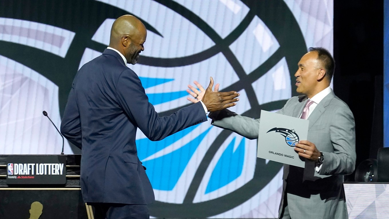 Jeff Weltman, prezident klubu Orlando Magic a Mark Tatum, zástupca komisára NBA.