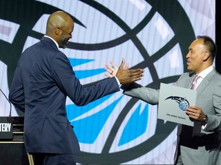 Jeff Weltman, prezident klubu Orlando Magic a Mark Tatum, zástupca komisára NBA.
