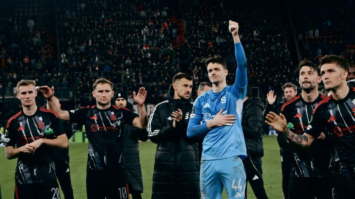 Brankár Jakub Surovčík v drese Sparty (vpravo)