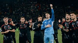 Brankár Jakub Surovčík v drese Sparty (vpravo)