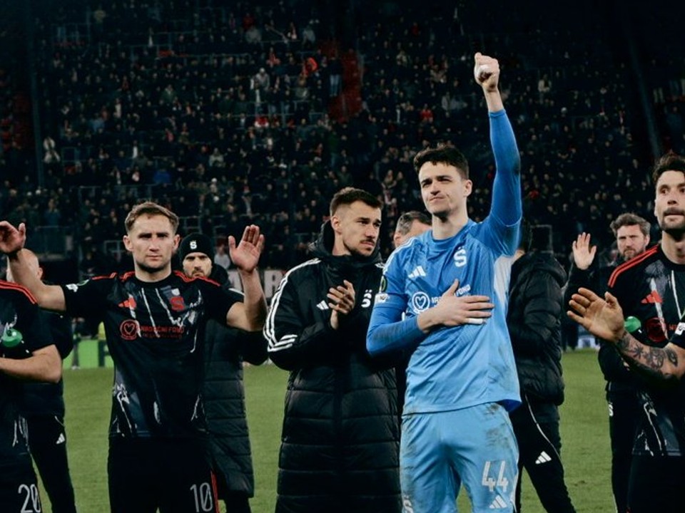 Brankár Jakub Surovčík v drese Sparty (vpravo)