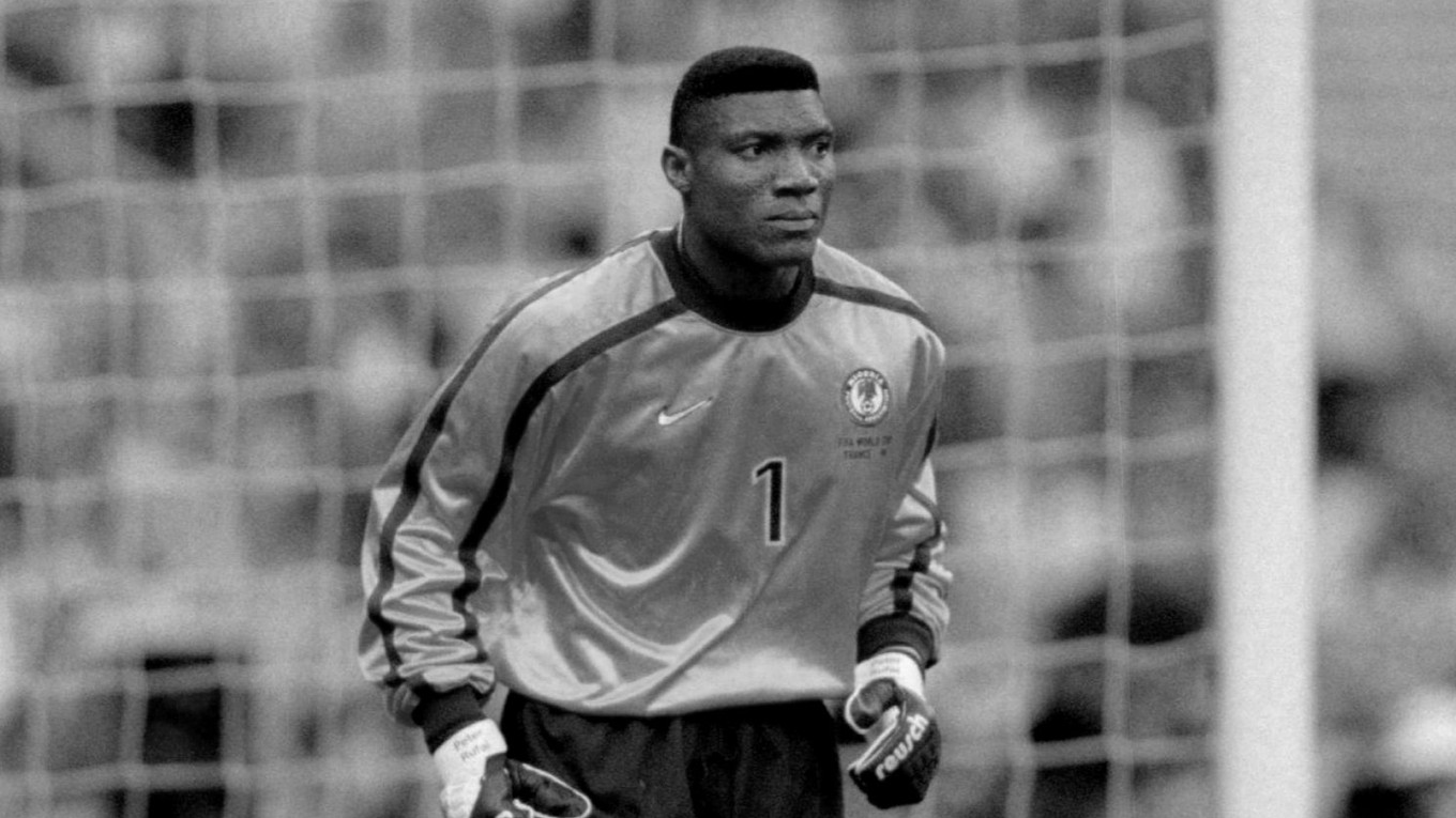 Nigérijský brankár Peter Rufai.