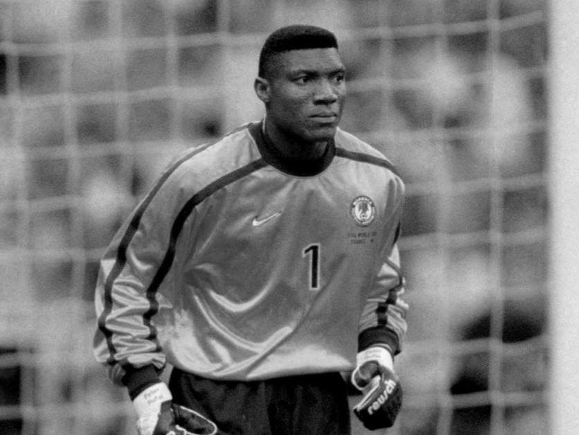 Nigérijský brankár Peter Rufai.