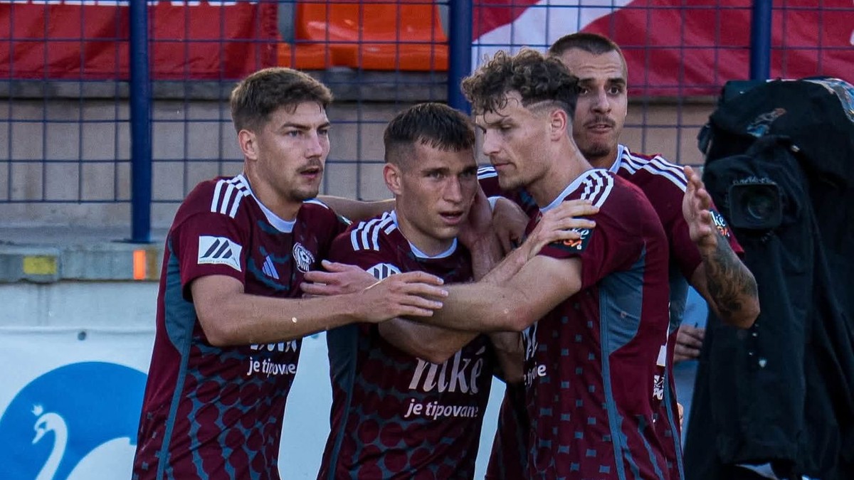 Futbalisti FK Železiarne Podbrezová oslavujú gól.