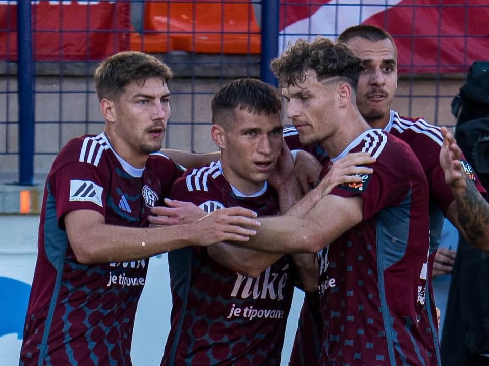 Futbalisti FK Železiarne Podbrezová oslavujú gól.