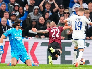 Lukáš Haraslín padá vo veľkej šanci  v zápase FC Kodaň - AC Sparta Praha v úvodnom zápase 3. predkola Ligy majstrov.