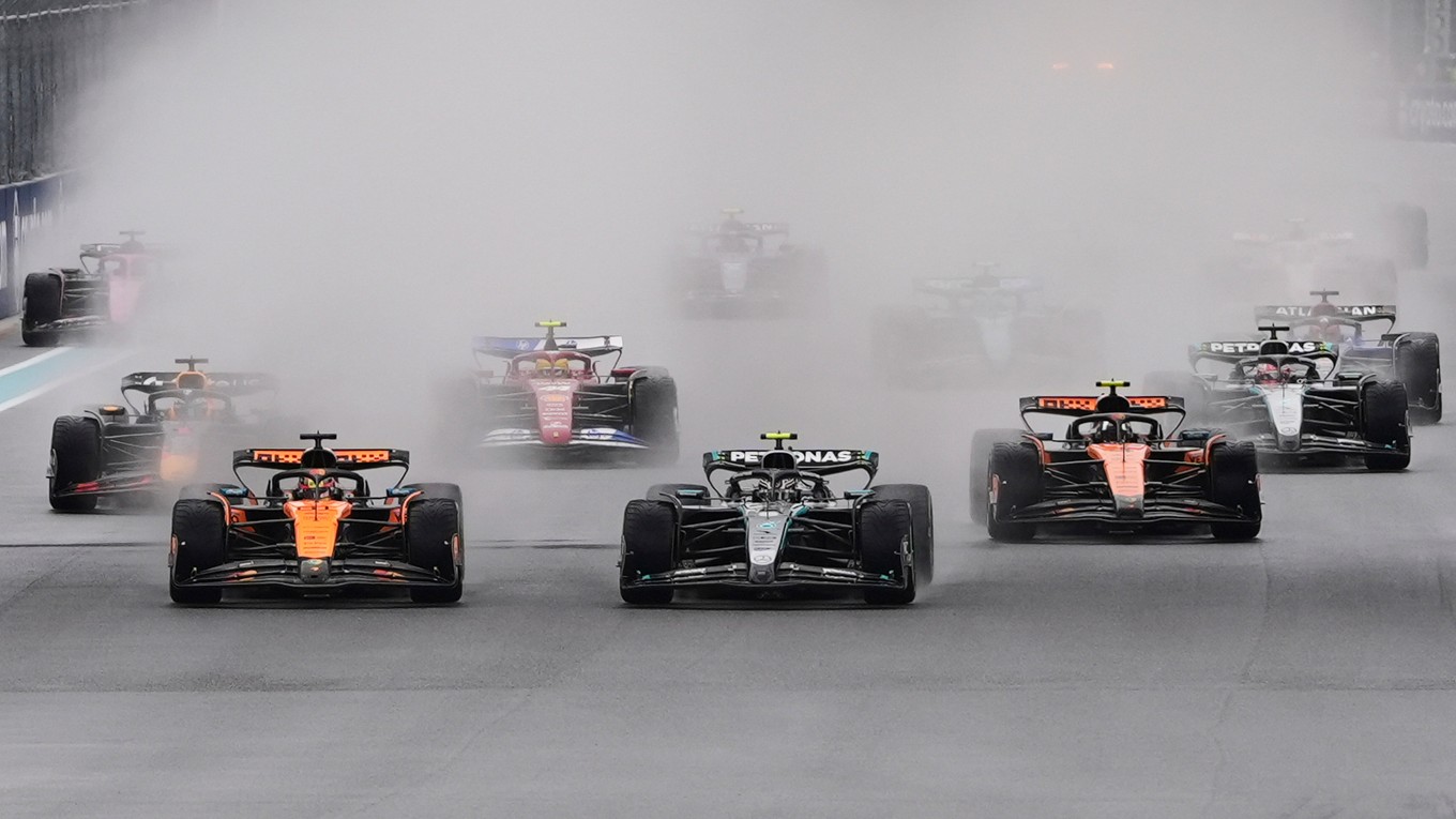 Fotka zo štartu šprintu na Veľkej cene Miami.